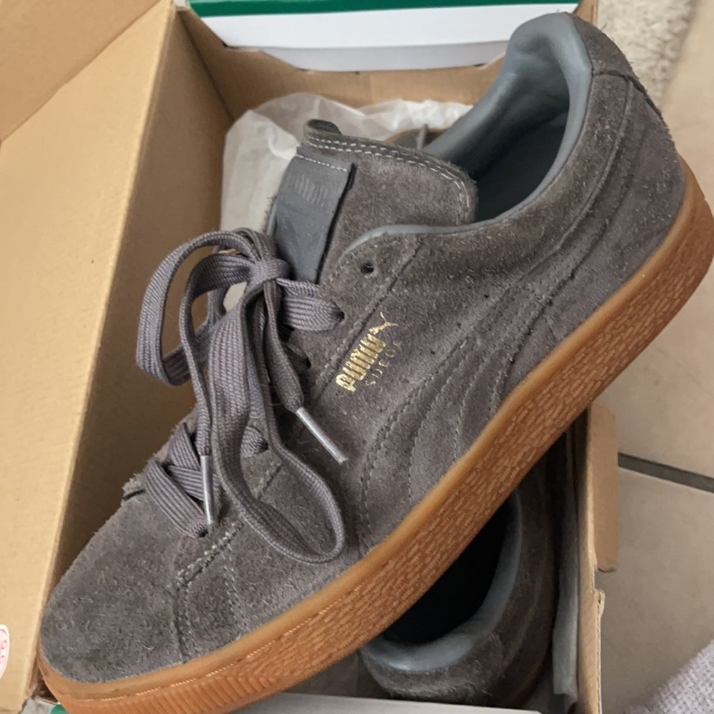 Suede pumas!